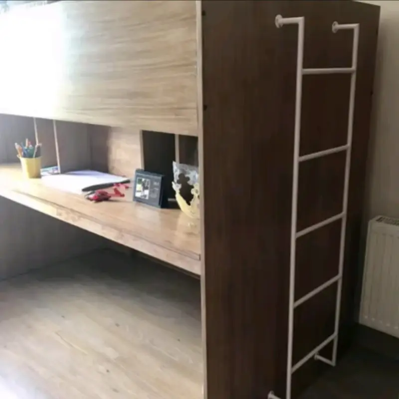 Cama alta con escritorio y estantería de madera - 4