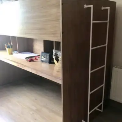 Cama alta con escritorio y estantería de madera - miniatura 4