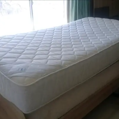Cama alta con escritorio y estantería de madera - miniatura 5
