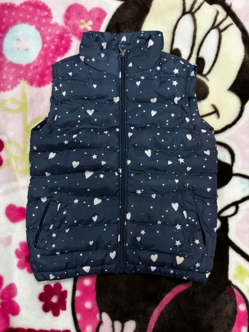 Chaleco acolchado azul con estampado de corazones