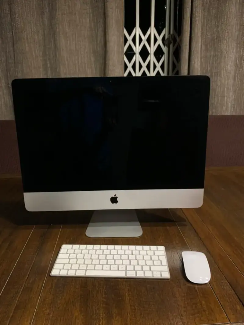 iMac de Apple con teclado y mouse - 1