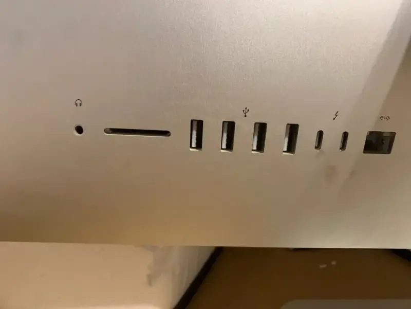 iMac de Apple con teclado y mouse - 3