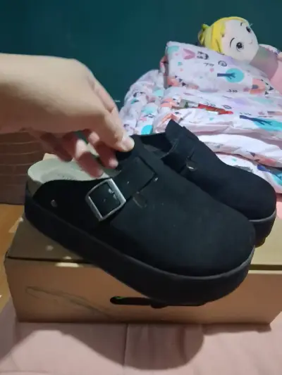 Zuecos negros con hebilla ajustable - miniatura 1