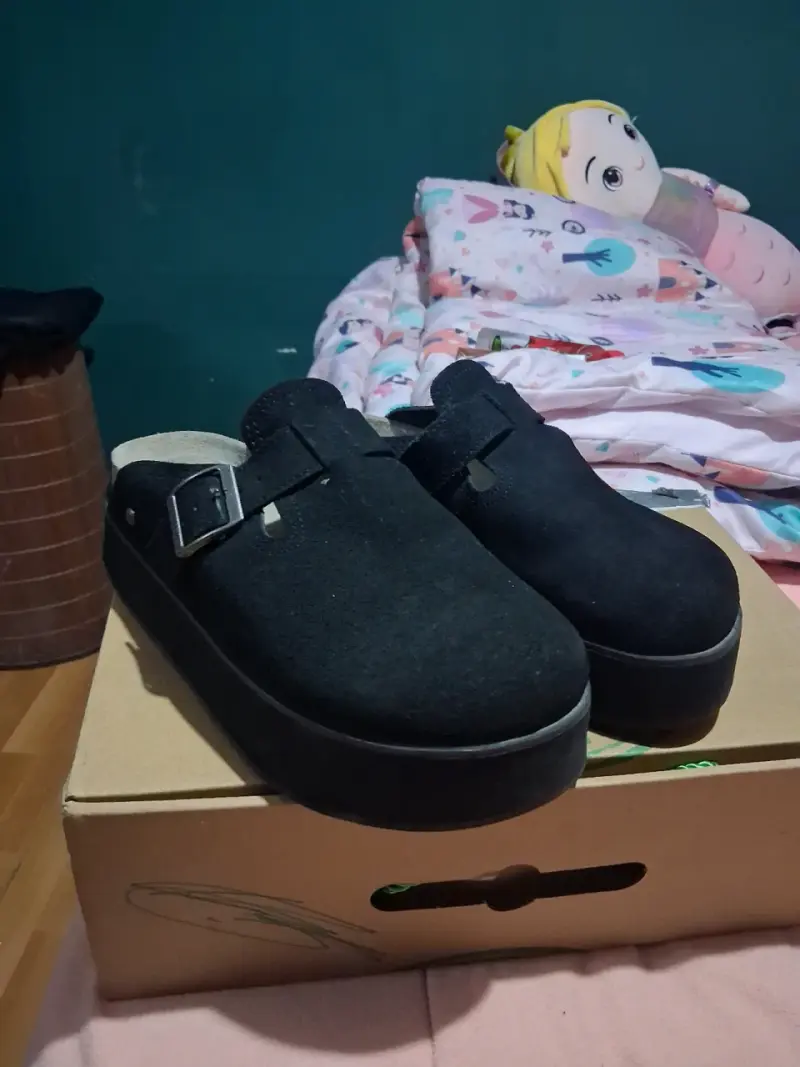 Zuecos negros con hebilla ajustable - 2