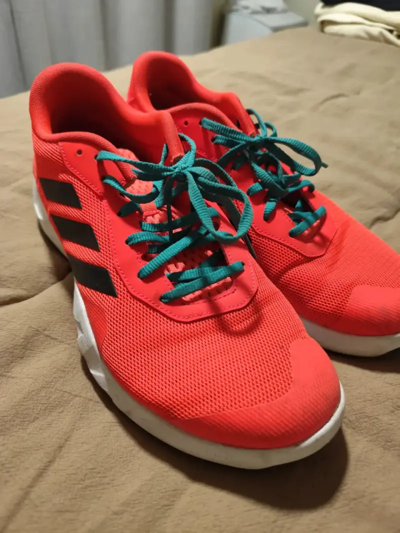 Zapatillas deportivas rojas con cordones verdes - 1