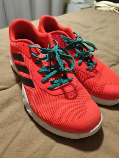 Zapatillas deportivas rojas con cordones verdes - miniatura 1