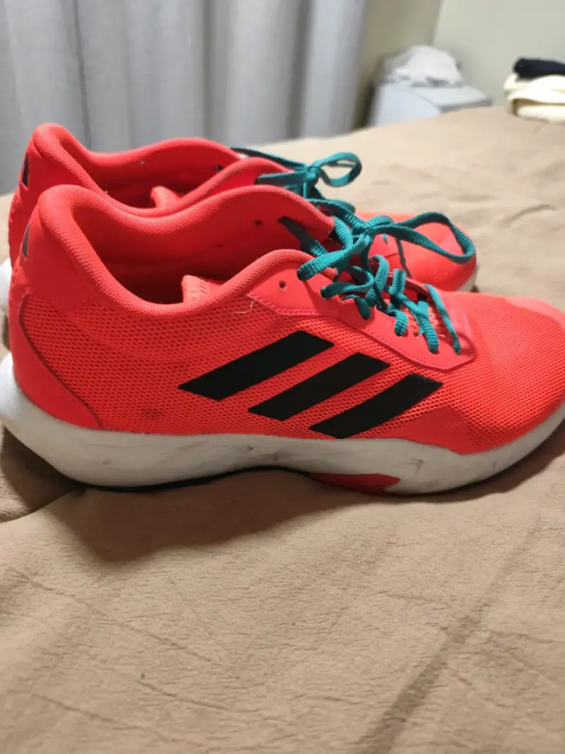 Zapatillas deportivas rojas con cordones verdes - 2