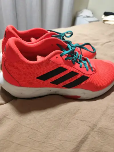 Zapatillas deportivas rojas con cordones verdes - miniatura 2