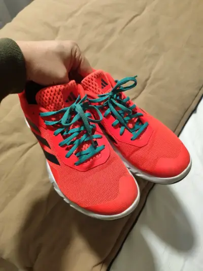 Zapatillas deportivas rojas con cordones verdes - miniatura 3