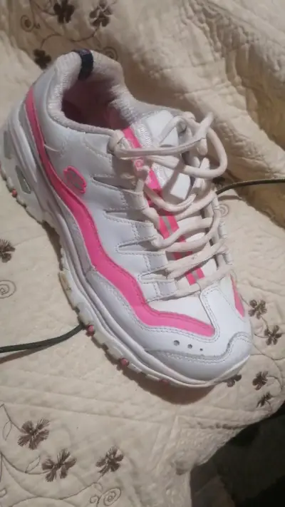Zapatillas deportivas blancas y rosadas - miniatura 1