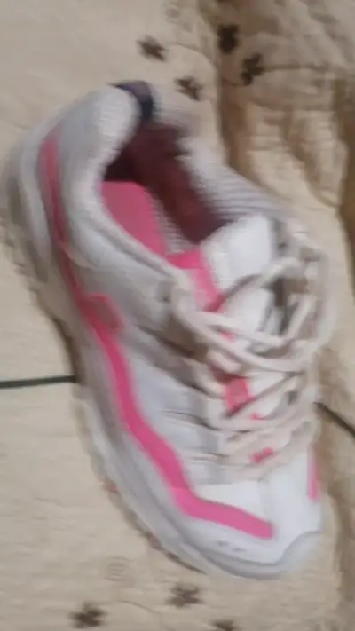 Zapatillas deportivas blancas y rosadas - miniatura 2