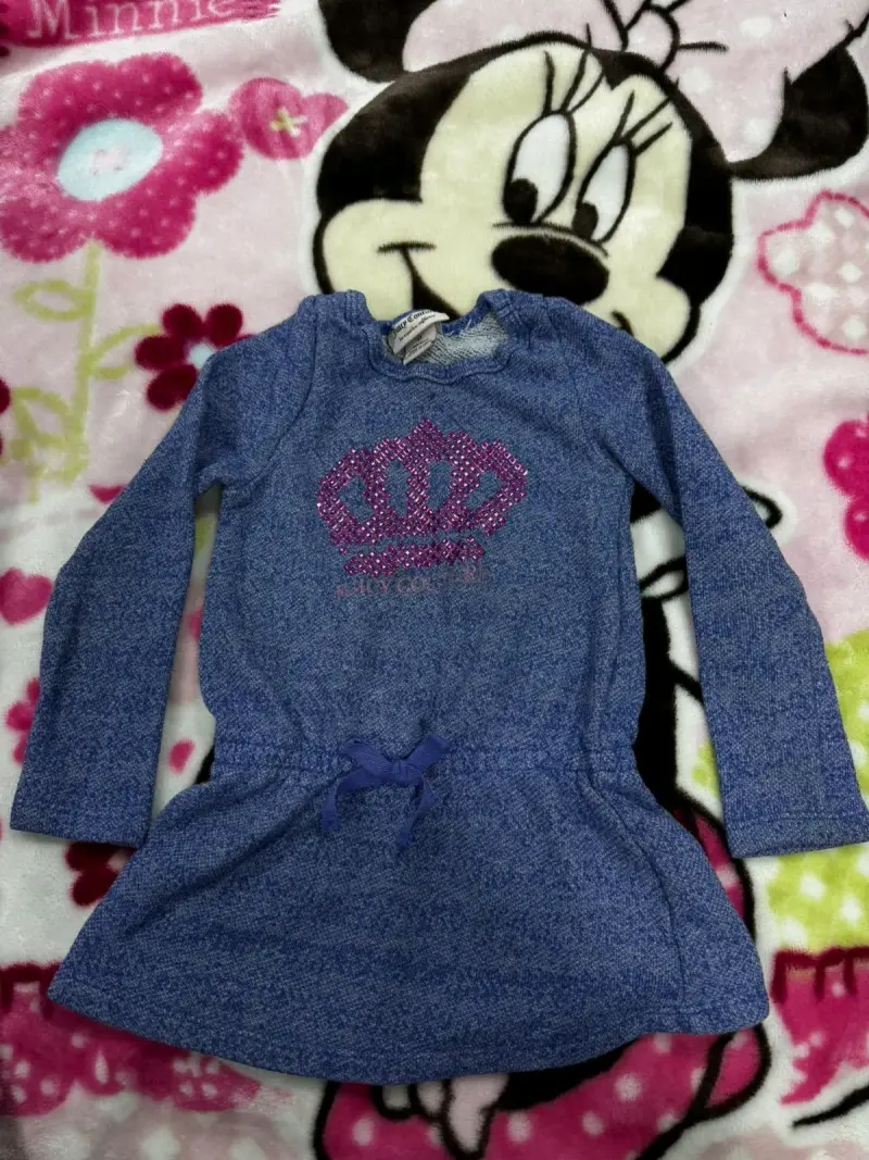 Vestido azul con corona de strass para niña