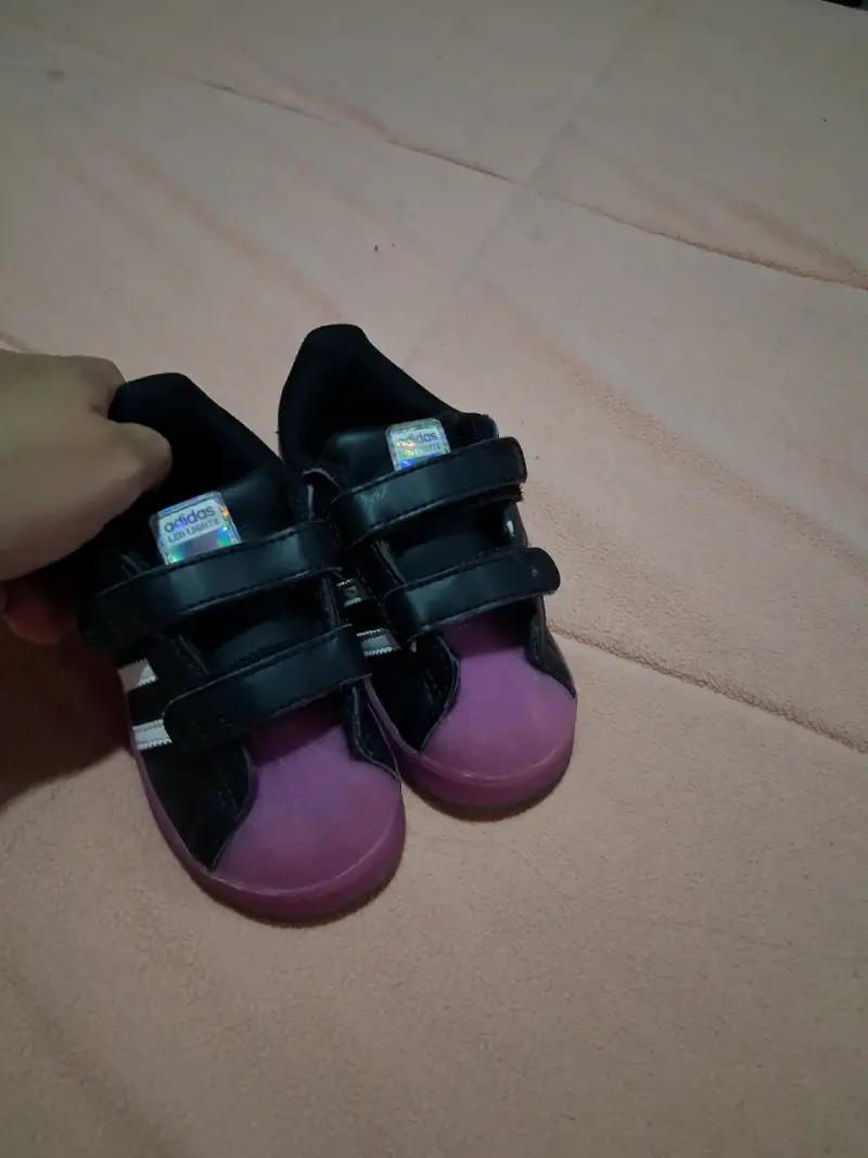 Zapatillas Adidas negras y moradas para niños - 1