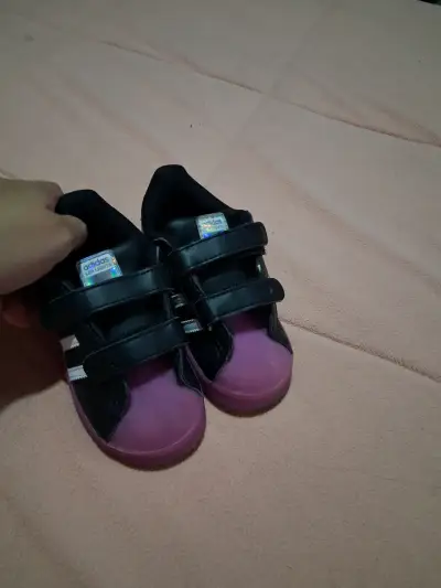 Zapatillas Adidas negras y moradas para niños - miniatura 1