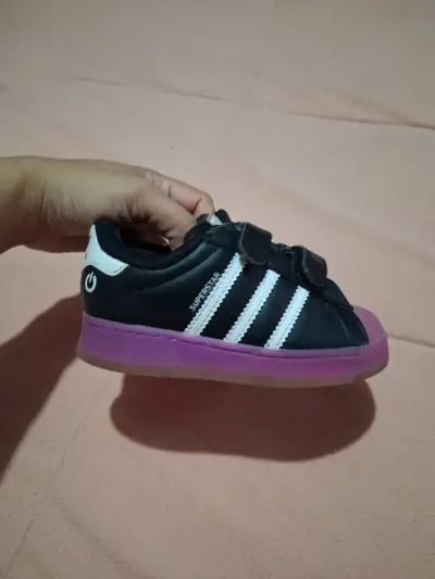 Zapatillas Adidas negras y moradas para niños - miniatura 2