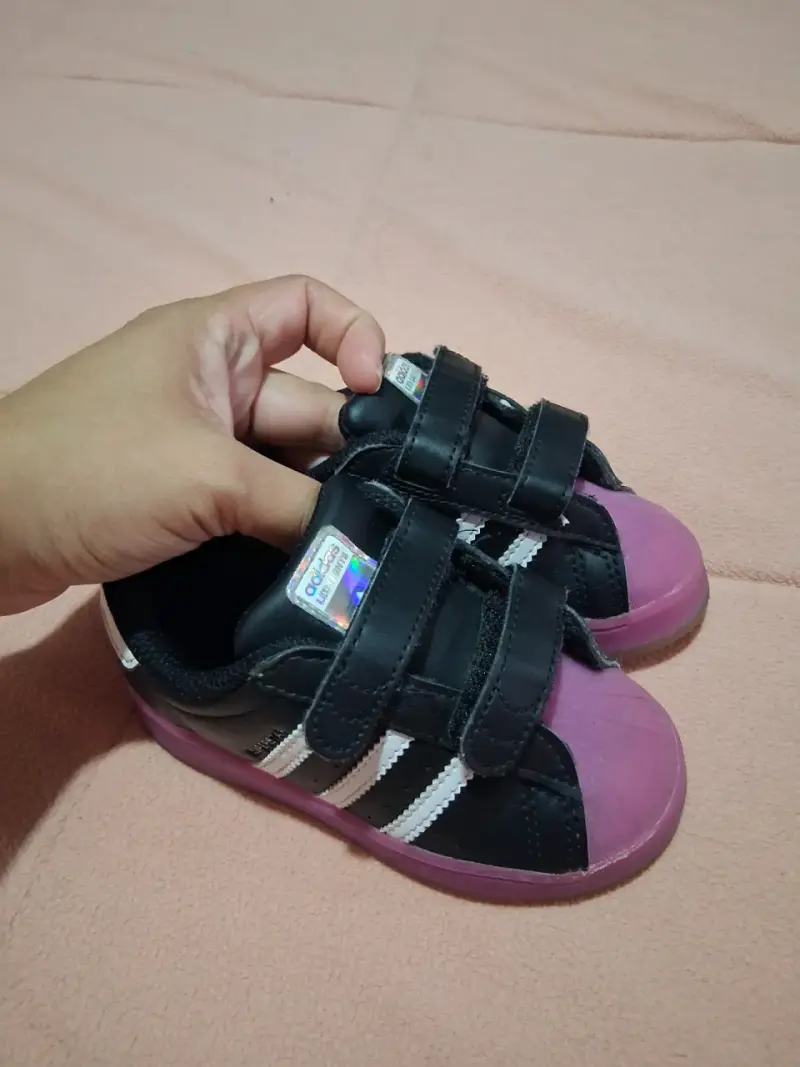 Zapatillas Adidas negras y moradas para niños - 3