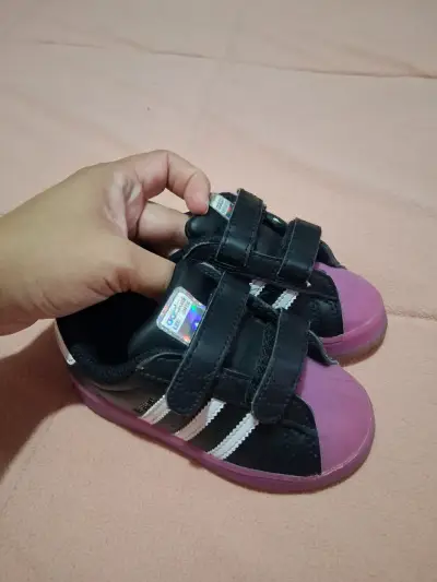 Zapatillas Adidas negras y moradas para niños - miniatura 3