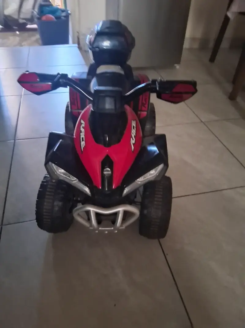 Cuatrimoto eléctrica infantil rosa y negra - 2