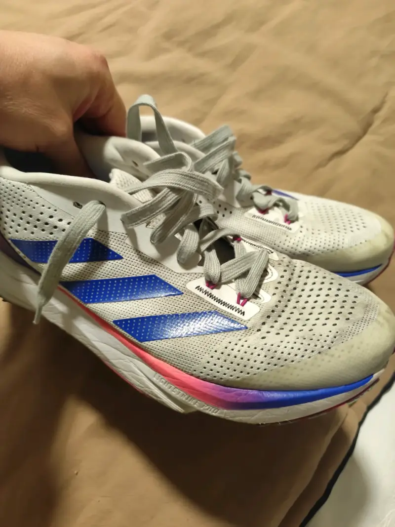 Zapatillas deportivas blancas con detalles azules - 1