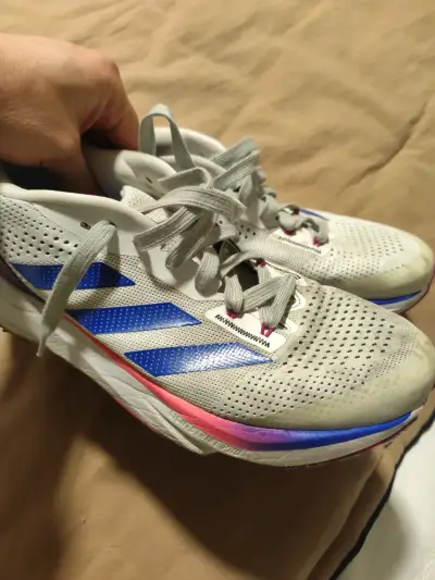 Zapatillas deportivas blancas con detalles azules - miniatura 1