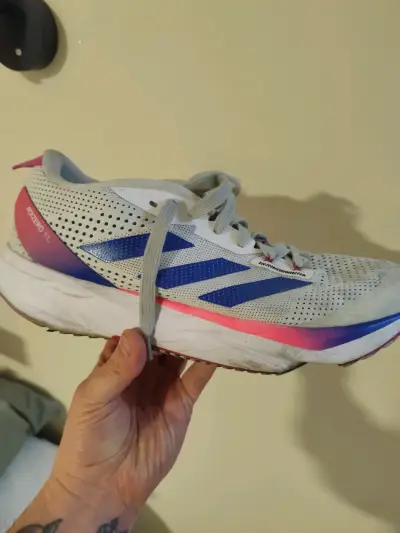 Zapatillas deportivas blancas con detalles azules - miniatura 2