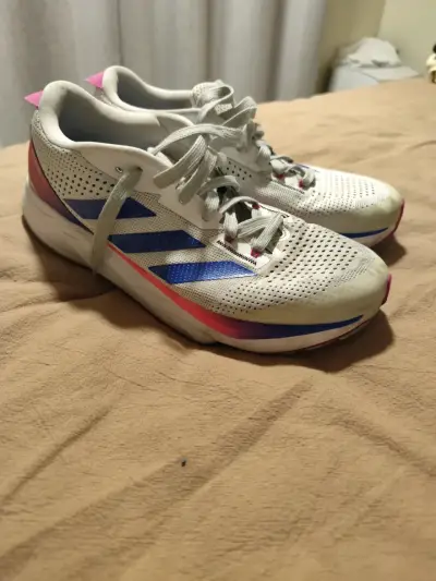 Zapatillas deportivas blancas con detalles azules - miniatura 4