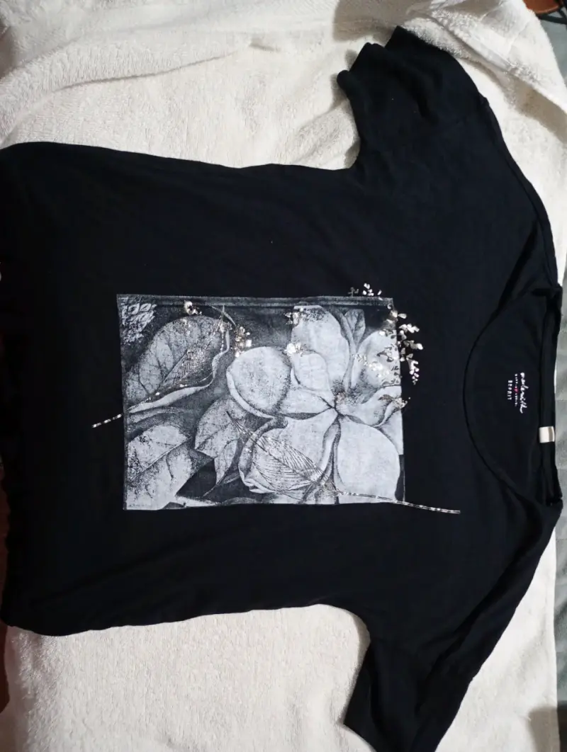 Polera negra con diseño floral estampado