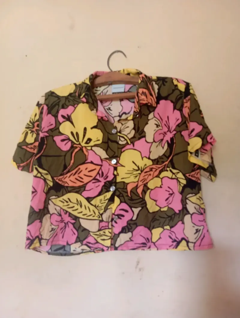 Camisa hawaiana floral colorida para mujer - 1