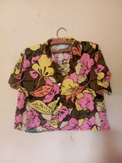 Camisa hawaiana floral colorida para mujer - miniatura 2