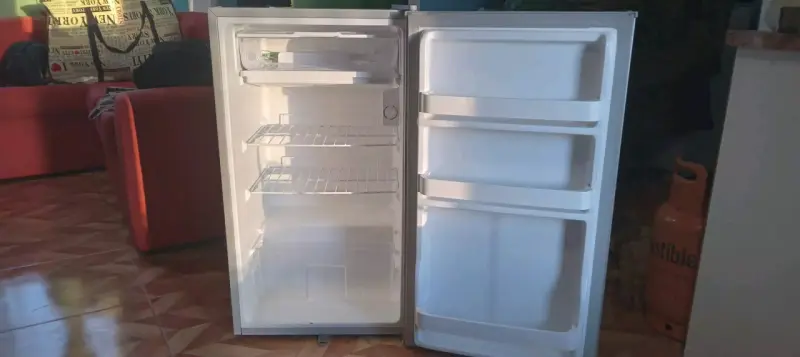Refrigerador compacto de dos puertas - 1