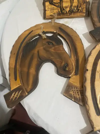 Adorno de madera con herradura y caballo - miniatura 1