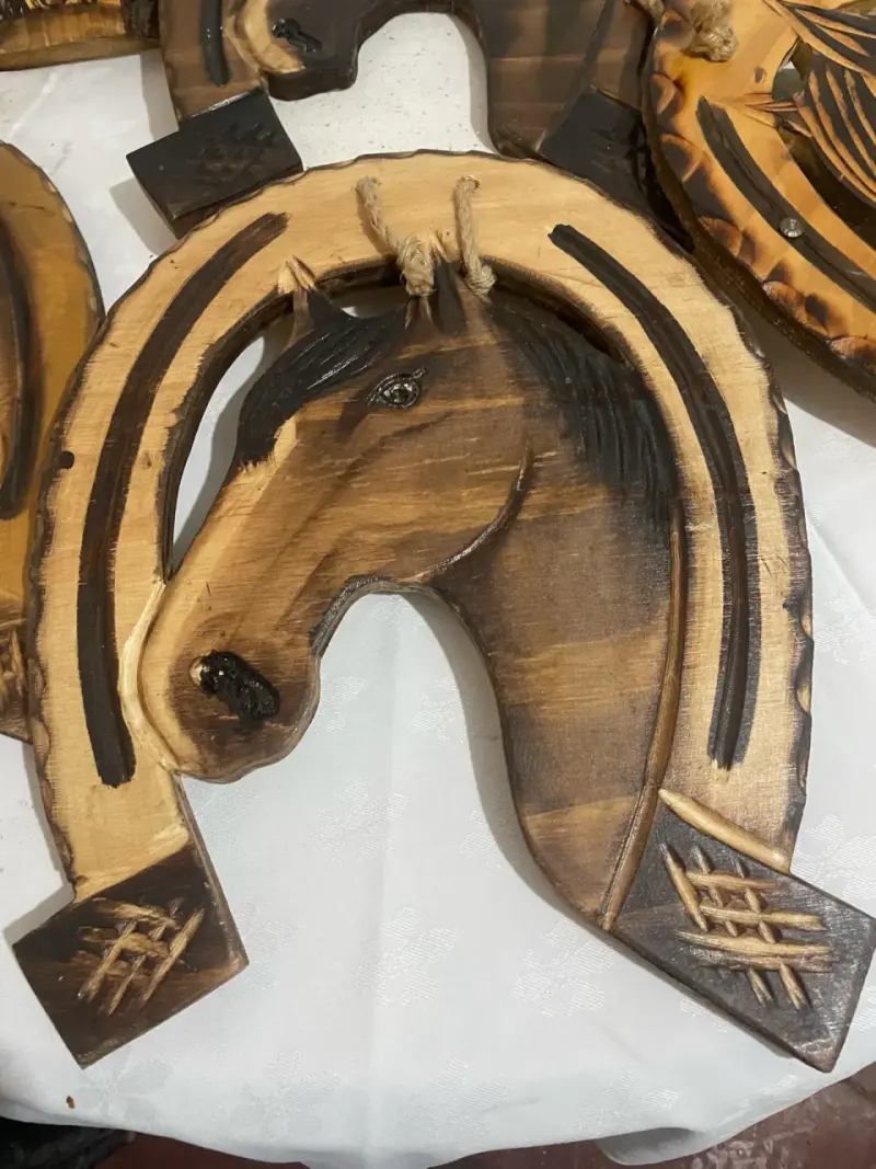 Adorno de madera con herradura y caballo - 2