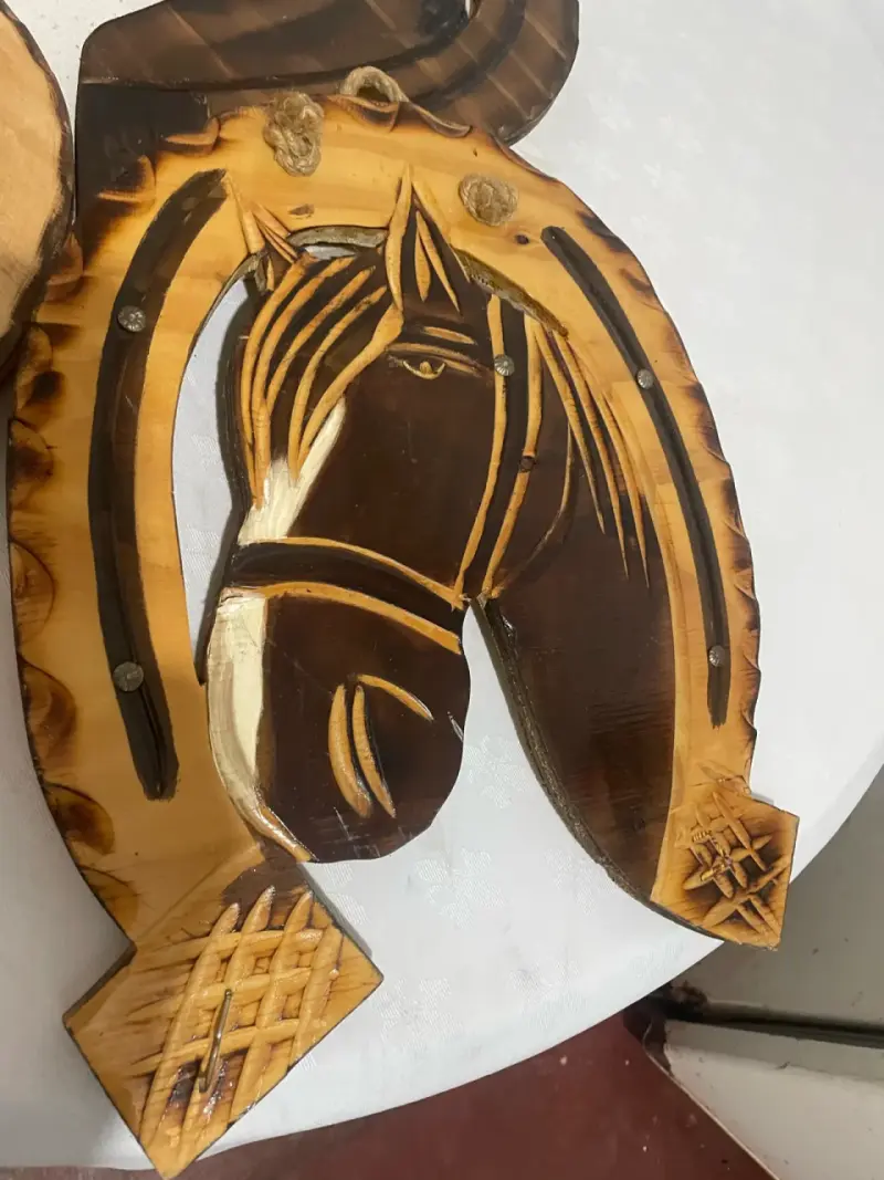 Adorno de madera con herradura y caballo - 3