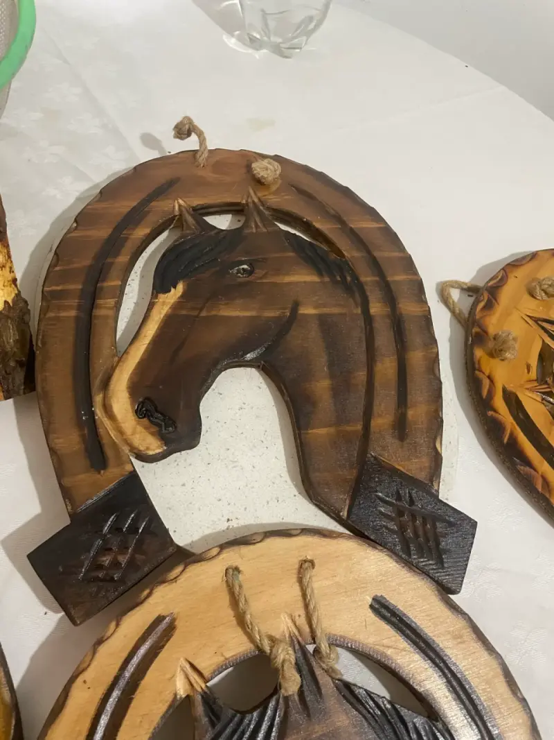 Adorno de madera con herradura y caballo - 4