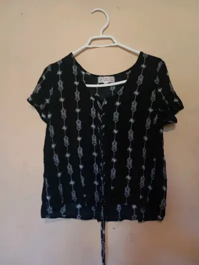 Blusa negra con estampado blanco - miniatura 1