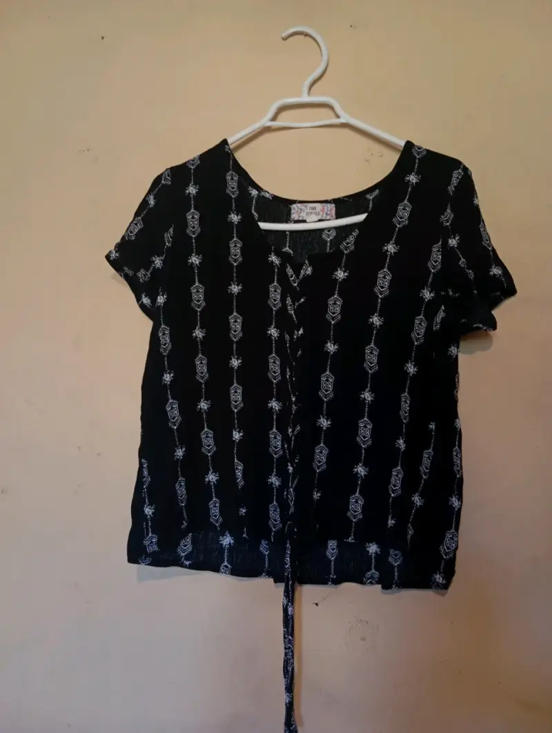 Blusa negra con estampado blanco - 2