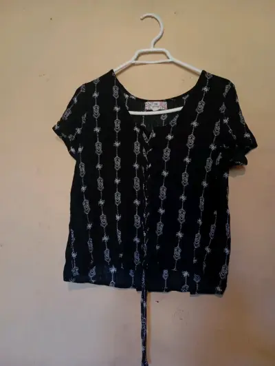 Blusa negra con estampado blanco - miniatura 2
