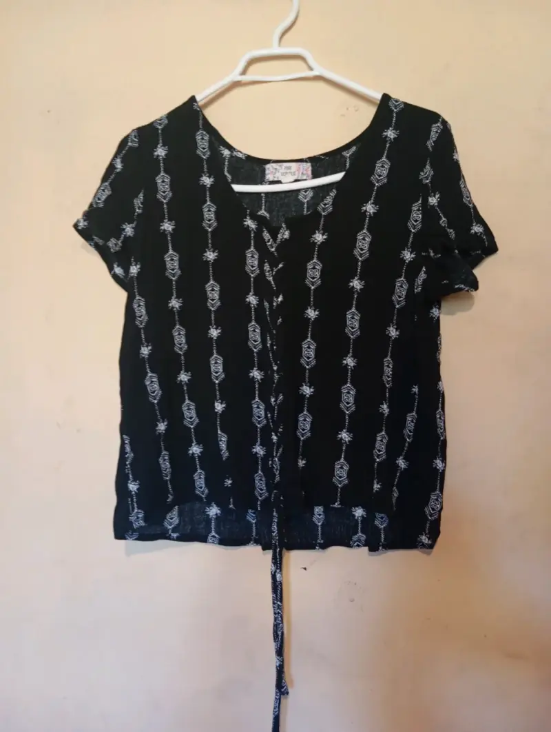 Blusa negra con estampado blanco - 3
