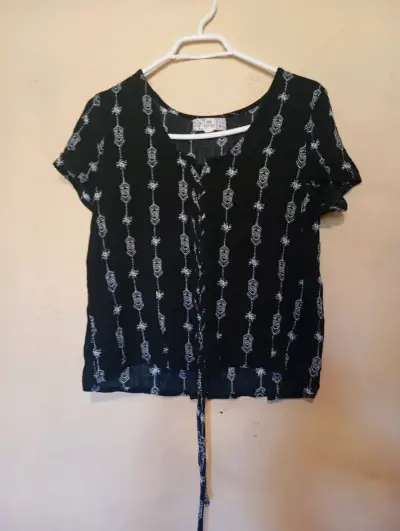 Blusa negra con estampado blanco - miniatura 3