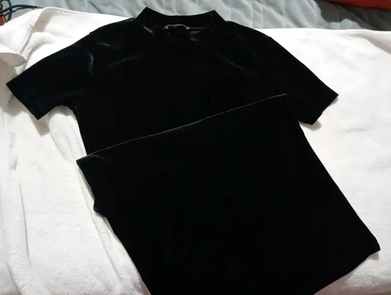 Vestido de terciopelo negro elegante