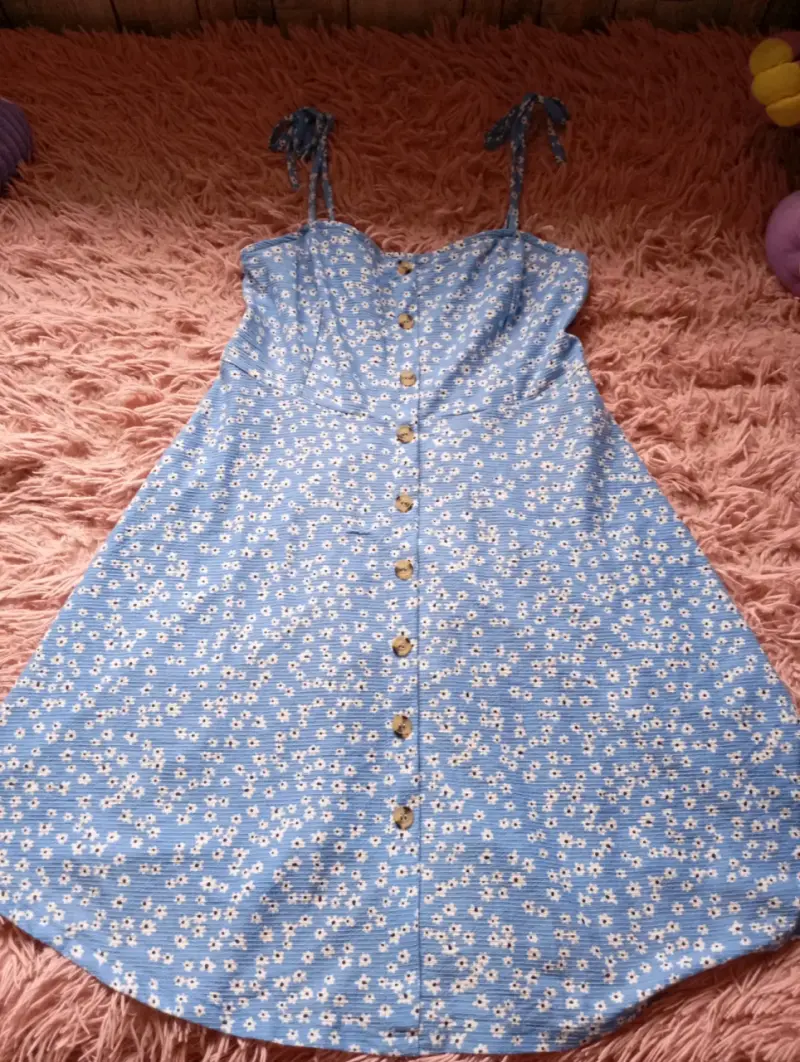 Vestido azul con estampado floral y botones - 1
