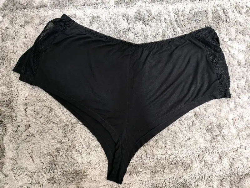 Short negro de encaje para mujer - 1