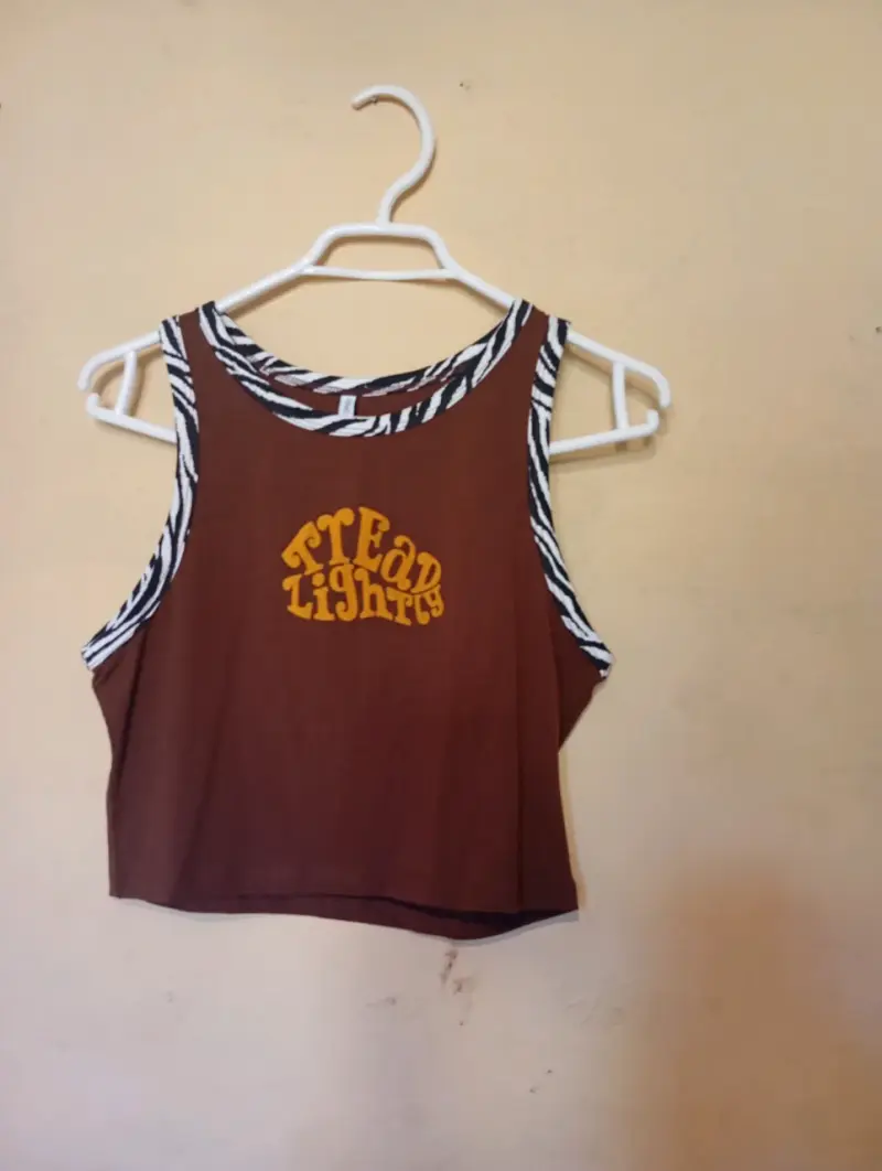 Crop top marrón con estampado retro - 1