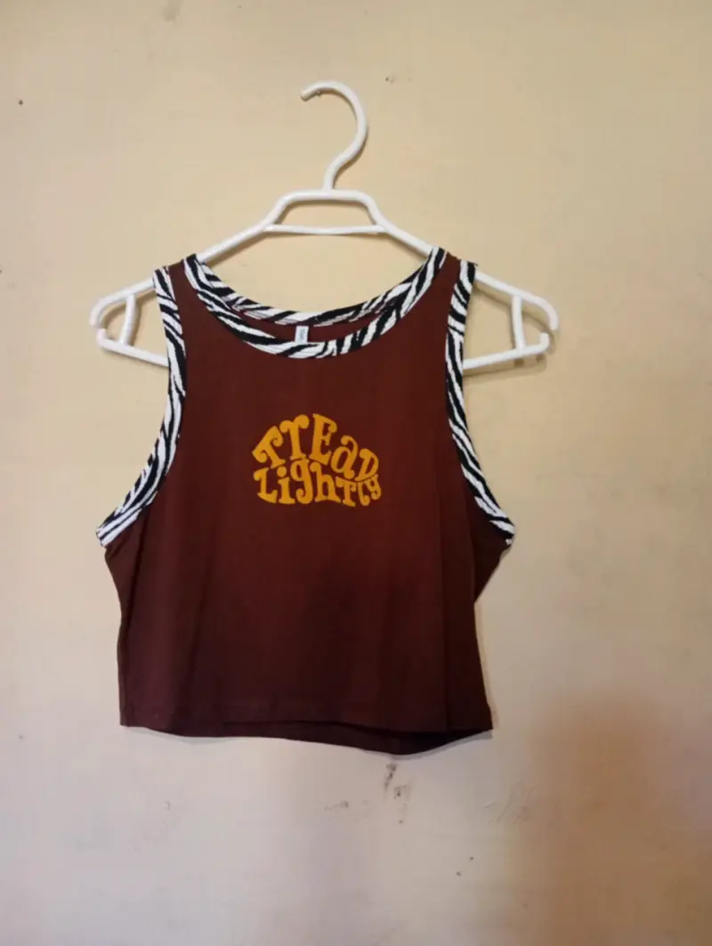 Crop top marrón con estampado retro - 2