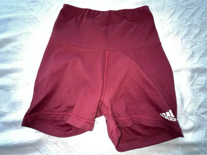 Shorts deportivos Adidas burdeos para mujer - 1