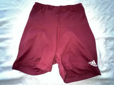 Shorts deportivos Adidas burdeos para mujer - miniatura 1