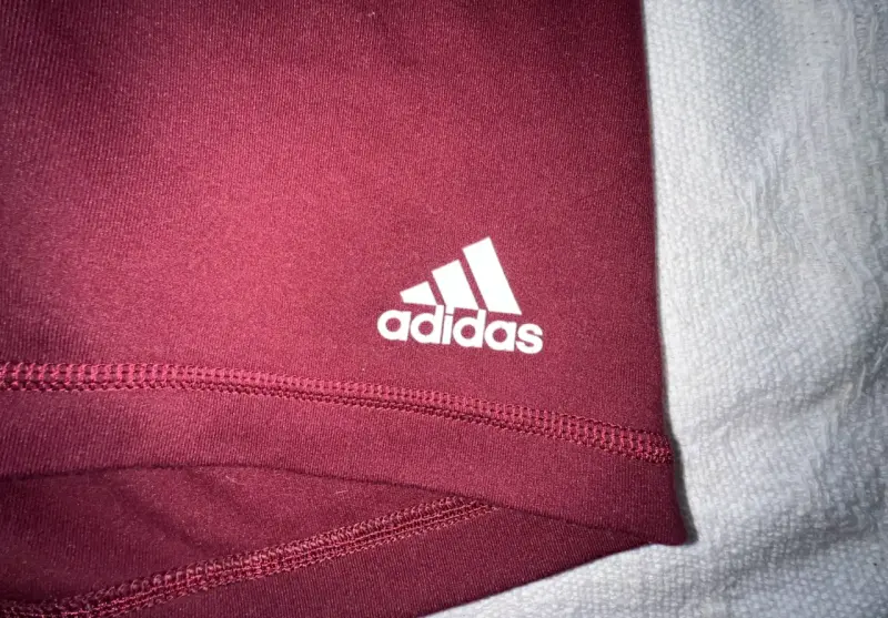 Shorts deportivos Adidas burdeos para mujer - 2