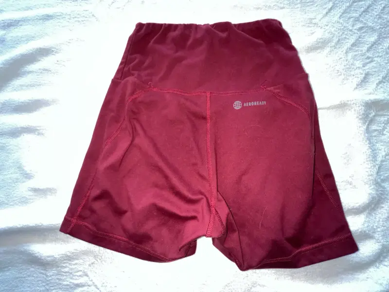 Shorts deportivos Adidas burdeos para mujer - 3
