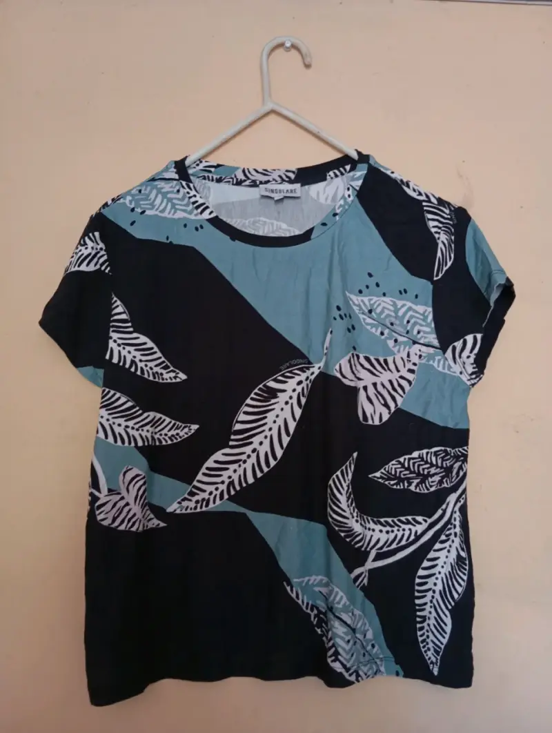 Polera estampada Singblare azul y negra - 1