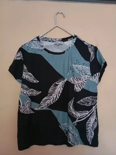Polera estampada Singblare azul y negra - miniatura 2
